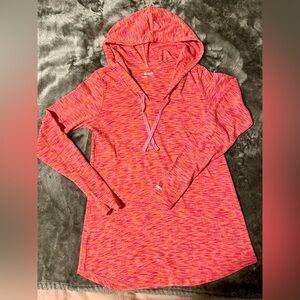 Very nice color. New, but no tag. 80% cotton, 20% polyester.